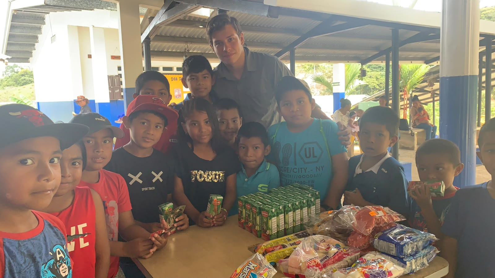 Niños compartiendo meriendas y jugos